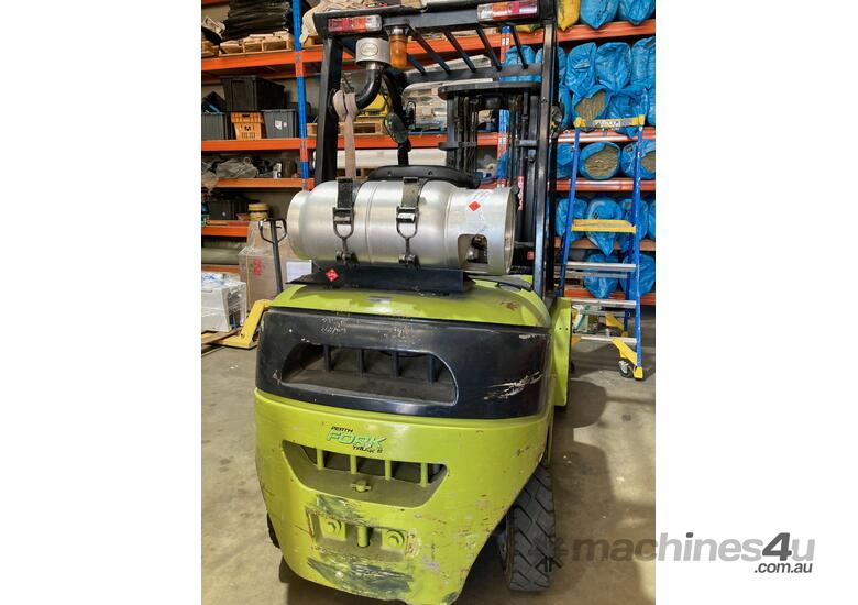 caption 2004 Clark C30L Forklift