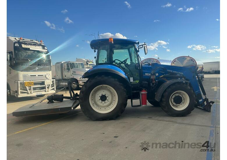 caption 2022 New Holland Tractor / Loader