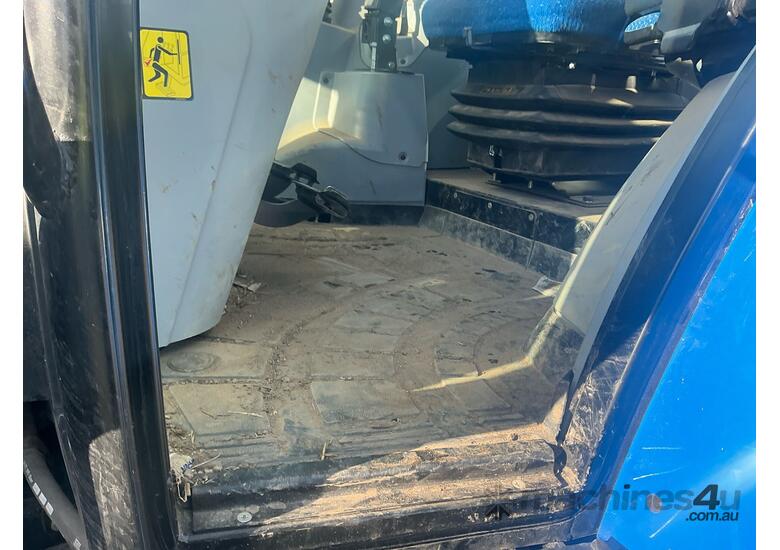 caption 2022 New Holland Tractor / Loader