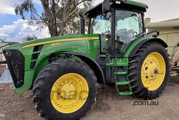 John Deere 2011   8225R Tractor