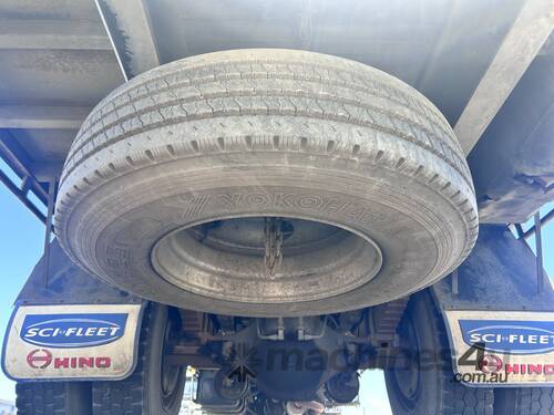 2007 Hino FG 2 4x2 Curtainsider