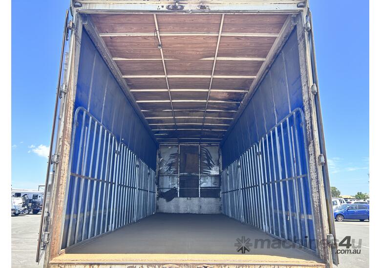 2007 Hino FG 2 4x2 Curtainsider