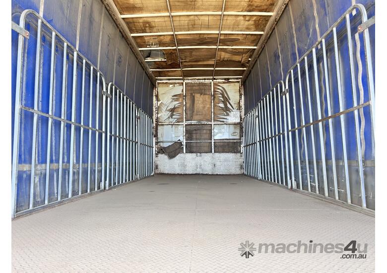 2007 Hino FG 2 4x2 Curtainsider