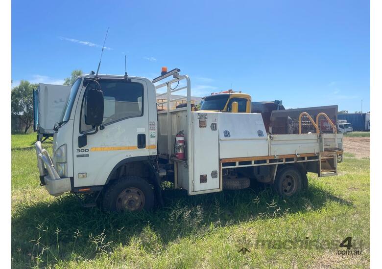 2011 Isuzu NPS300 Service Body