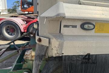 2006 Maxitrans (HXW D3) Tri-Axle Dog Trailer