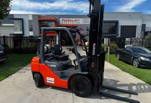 Toyota Forklift 2.5T with Sideshift (Unit#: U1016)