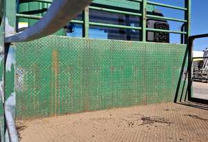 2014 Hino FE 500 4x2 Tray Truck W/Tailgate Loader