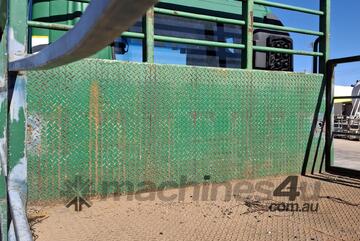 2014 Hino FE 500 4x2 Tray Truck W/Tailgate Loader