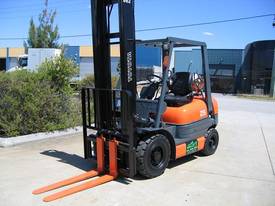 TOYOTA 2.5t LPG with 5 Mtr lift - picture0' - Click to enlarge