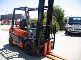 TOYOTA 2.5t LPG with 5 Mtr lift - picture1' - Click to enlarge