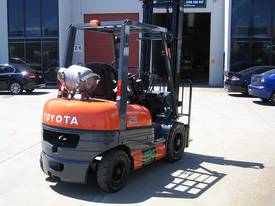 TOYOTA 2.5t LPG with 5 Mtr lift - picture2' - Click to enlarge