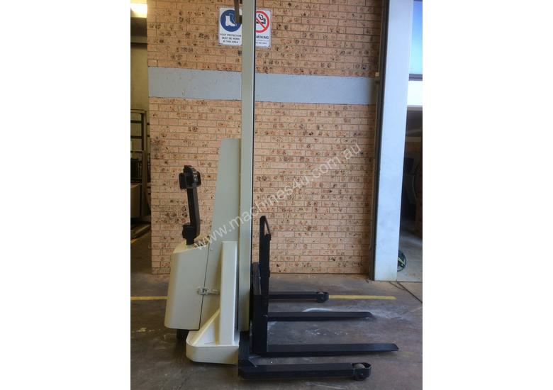 caption CROWN-20IMT1ton 3.3WALKIE STACKER,FORKLIFT NEW BATT L