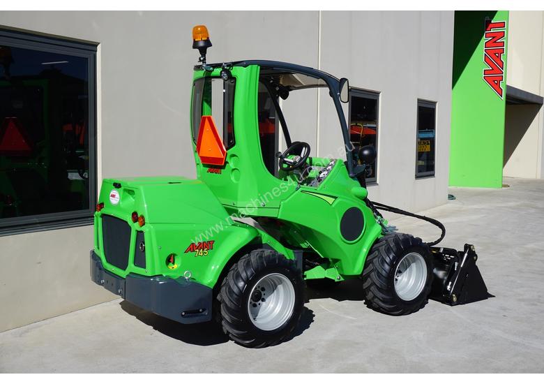 caption Avant 745 Articulated Loader W/ 4 in 1 Bucket