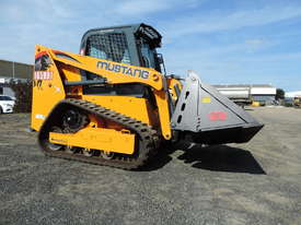 Excellent Condition Mustang Skid Steer. Only 53 Hours On The Clock! + Attachments. - picture2' - Click to enlarge