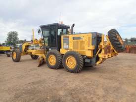 Komatsu GD555-3A Grader - picture1' - Click to enlarge