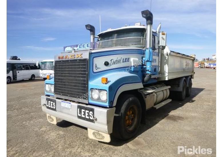 caption 1997 Mack CLR SL 111