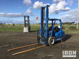 Nissan 2T Pneumatic Tyre Forklift - picture0' - Click to enlarge