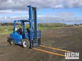 Nissan 2T Pneumatic Tyre Forklift - picture0' - Click to enlarge