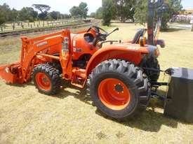 Kubota L3800HD tractor  - picture0' - Click to enlarge