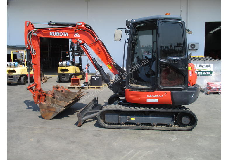 caption Kubota KX040-4 Low Hours