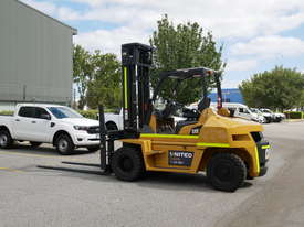 CAT 7.0T Diesel Forklift DP70NM - picture1' - Click to enlarge
