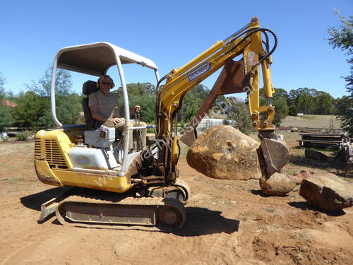 1.8 tonne Yuchai mini-excavator with aluminium trailer; 3 buckets; thumb for lifting rocks