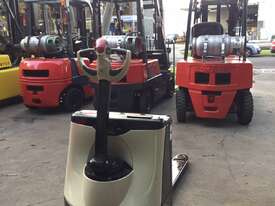 Crown WP2315 Motorised Pallet Mover - Refurbished and Repainted - picture2' - Click to enlarge