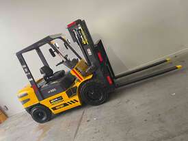 Forklift Diesel 3.5 Tonne Container mast - picture1' - Click to enlarge