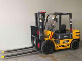 Forklift Diesel 3.5 Tonne Container mast - picture2' - Click to enlarge