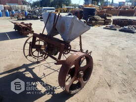 VINTAGE FARM SPREADER - picture0' - Click to enlarge