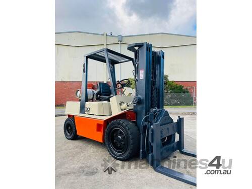 NISSAN 3T LPG FORKLIFT CONTAINER MAST 360 ROTATOR
