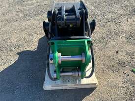 SINGLE RAM HYDRAULIC GRAPPLE ATTACHMENT - picture0' - Click to enlarge