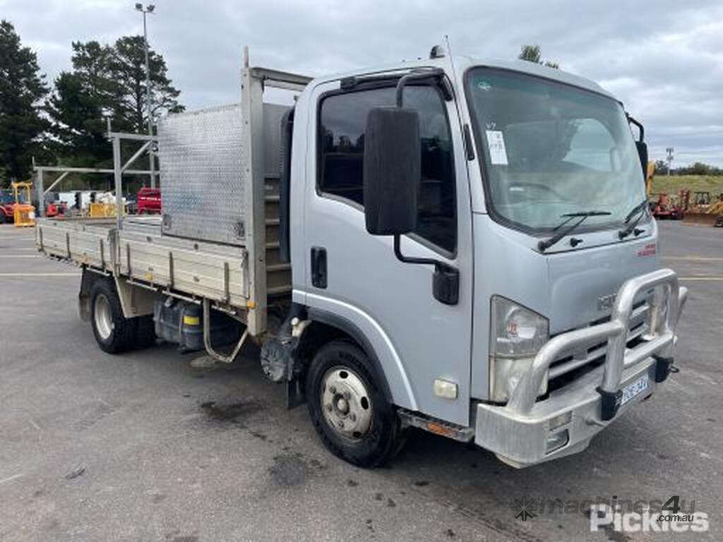 Buy Used 2010 Isuzu 2010 Isuzu NPR 200 MWB Tradepack Tray Top Tipper ...