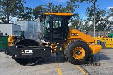 UN  2023 JCB VM116D ROLLER U4655