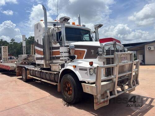caption Kenworth T658