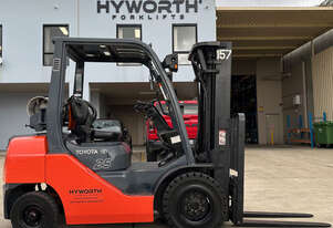 Toyota 2.5T Gas Forklift with container mast and low hours