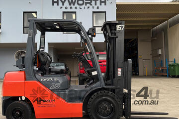 Toyota 2.5T Gas Forklift with container mast and low hours