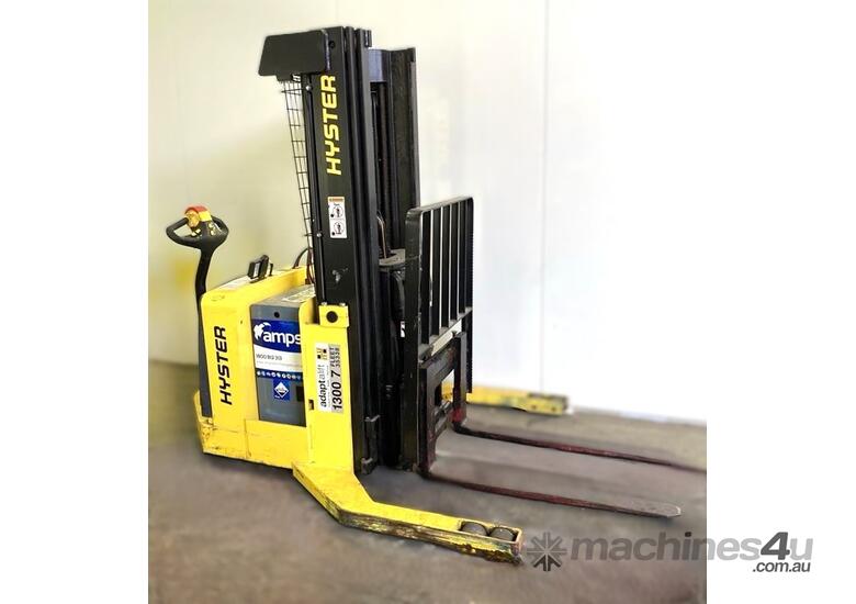 caption HYSTER W30ZR Reach Stacker