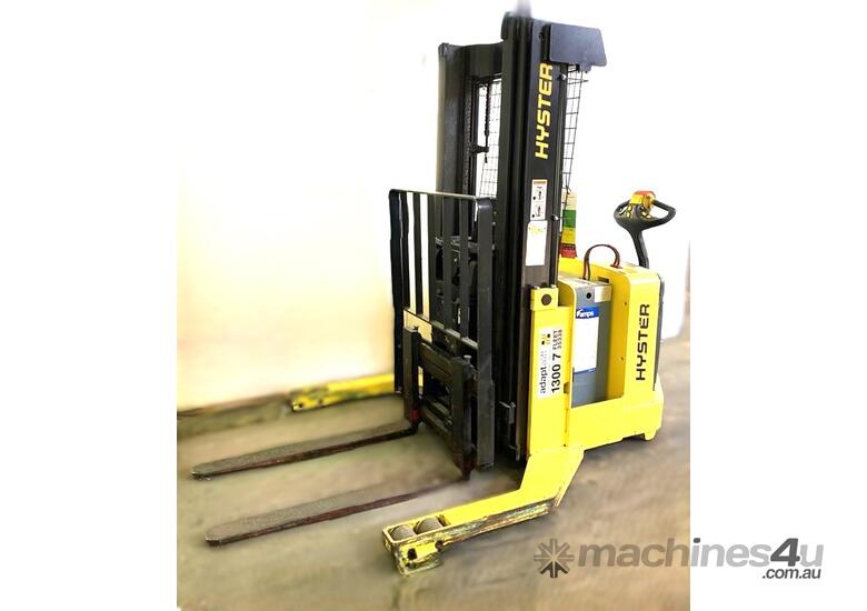 caption HYSTER W30ZR Reach Stacker
