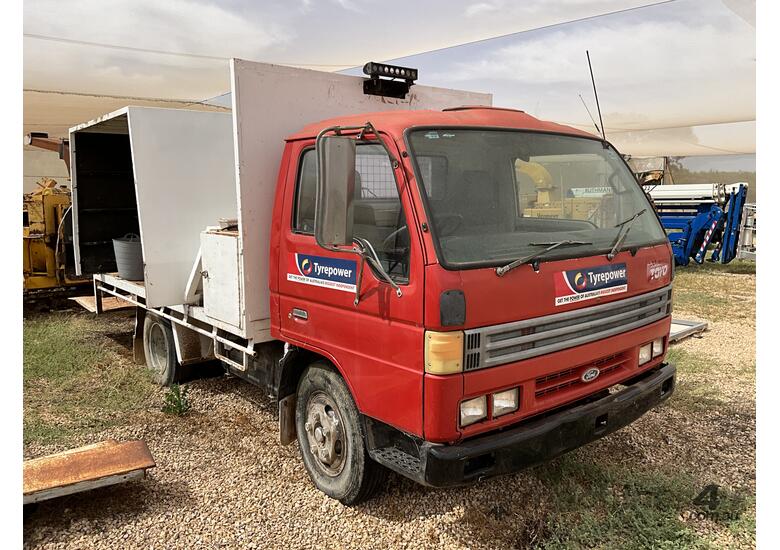 caption 1992 Ford Trader 4x2 Tray Truck