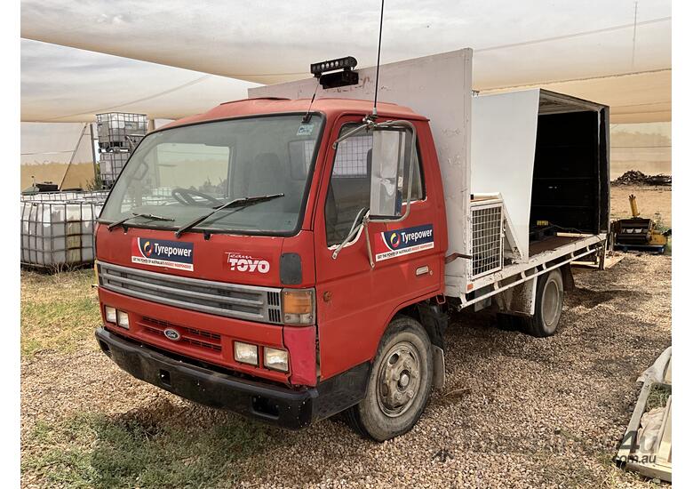 caption 1992 Ford Trader 4x2 Tray Truck