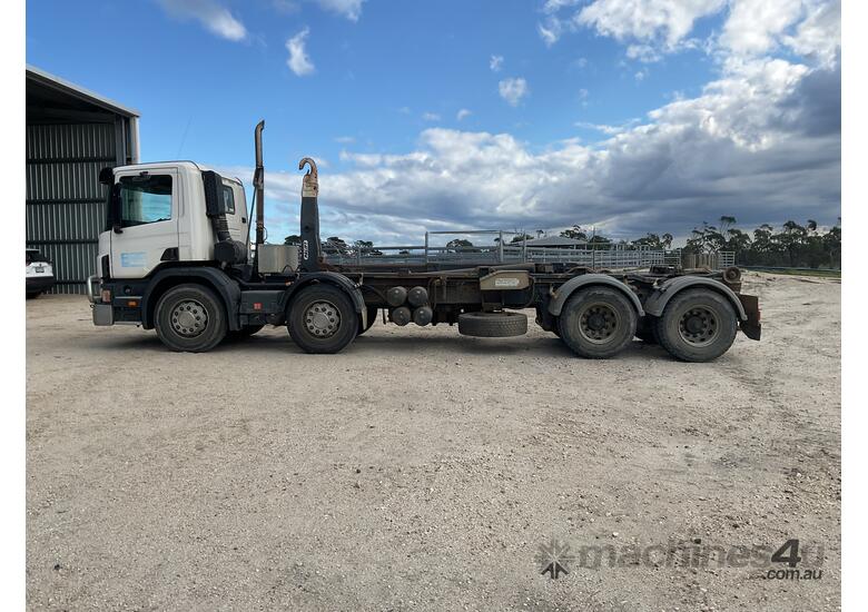 caption 2004 Scania 124G 420 Hook Truck