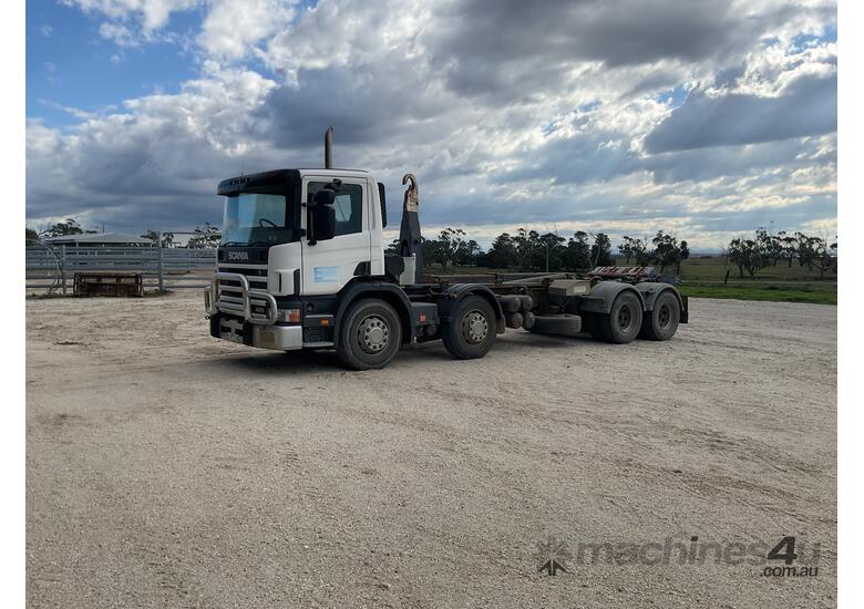 caption 2004 Scania 124G 420 Hook Truck
