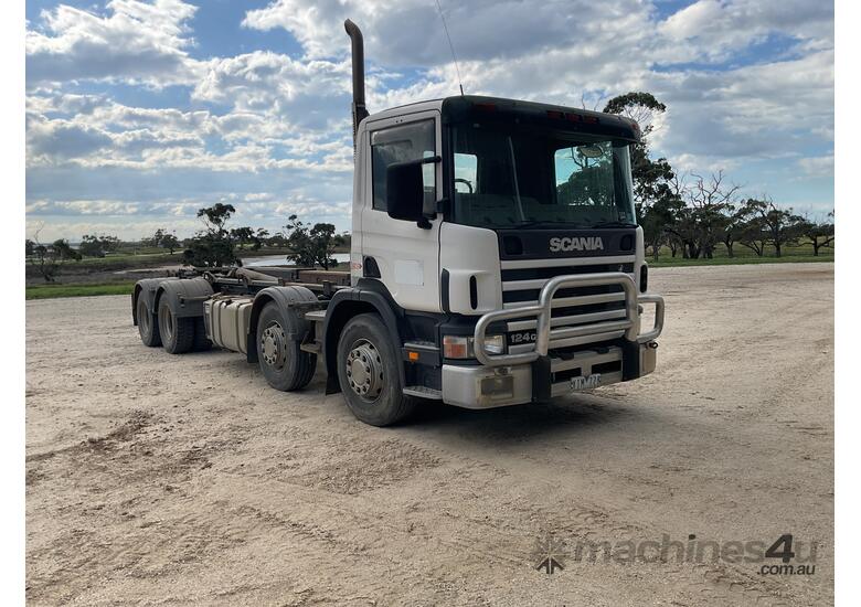caption 2004 Scania 124G 420 Hook Truck