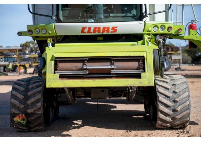 caption (8735) 2013 CLAAS Lexion 770T & MacDon FD70