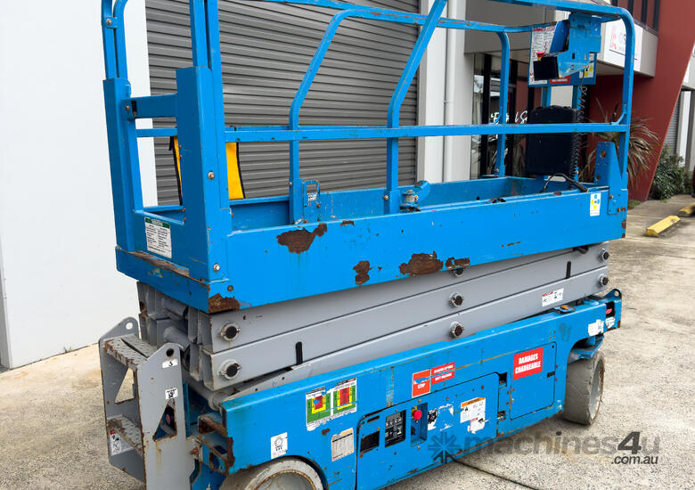 2018 Genie GS2032 Electric Scissor Lift image 2