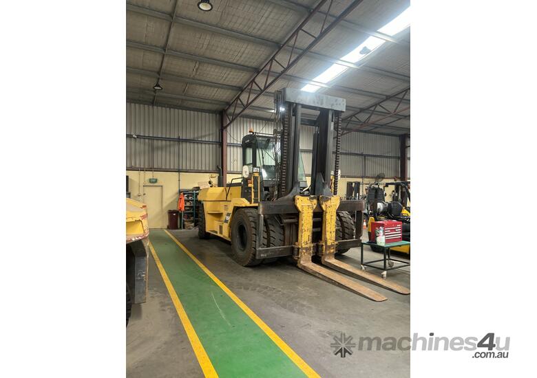 Komatsu 25t Forklift - Casual Hire