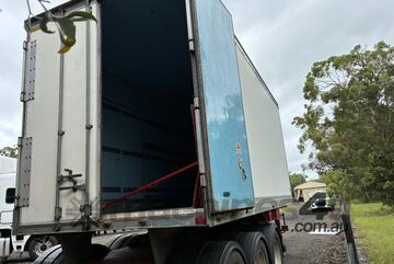 2004 Maxitrans ST3 Tri Axle Refrigerated Rollback A Trailer