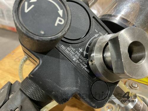 *UNRESERVED* 2 x Druck  PV 411 Pneumatic/Hydraulic Hand-pumps