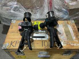 *UNRESERVED* 2 x Druck  PV 411 Pneumatic/Hydraulic Hand-pumps - picture1' - Click to enlarge